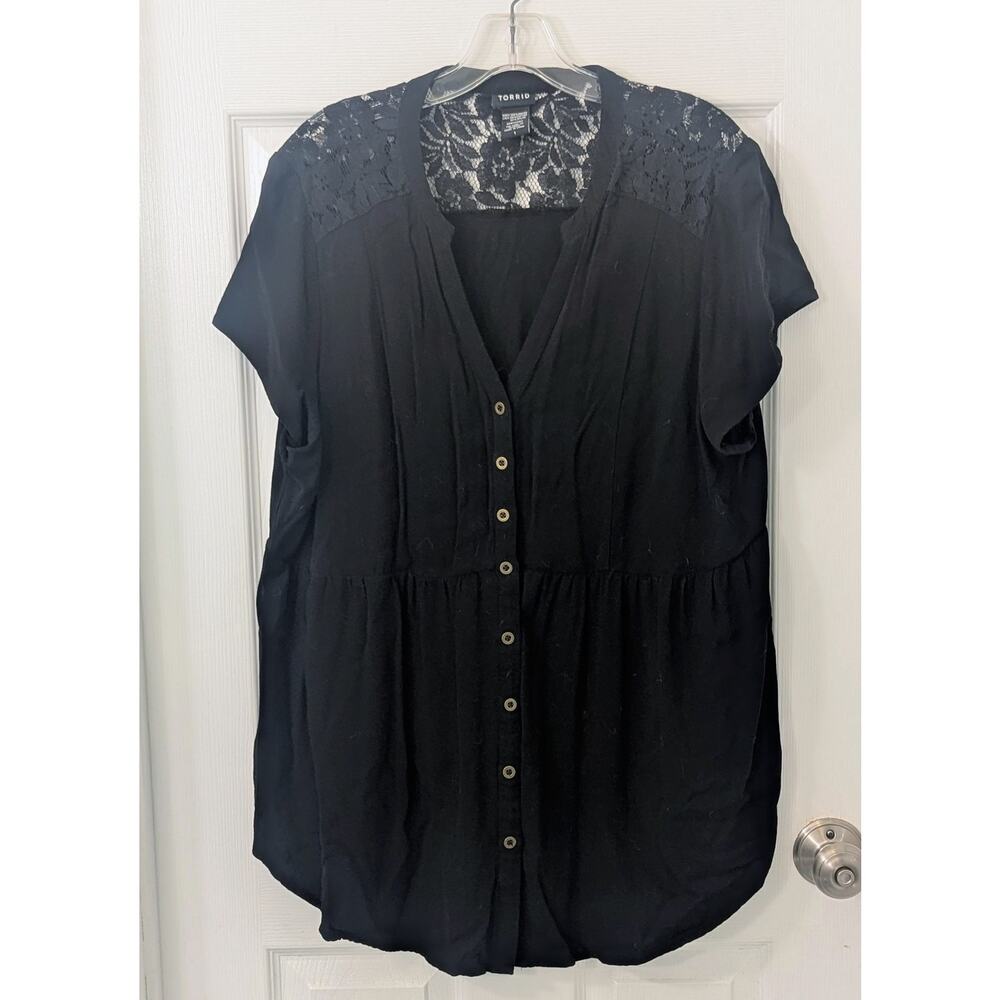 Torrid Black Lace Yoke Blouse – Size 1 (14/16) – Button Front Flowy Top